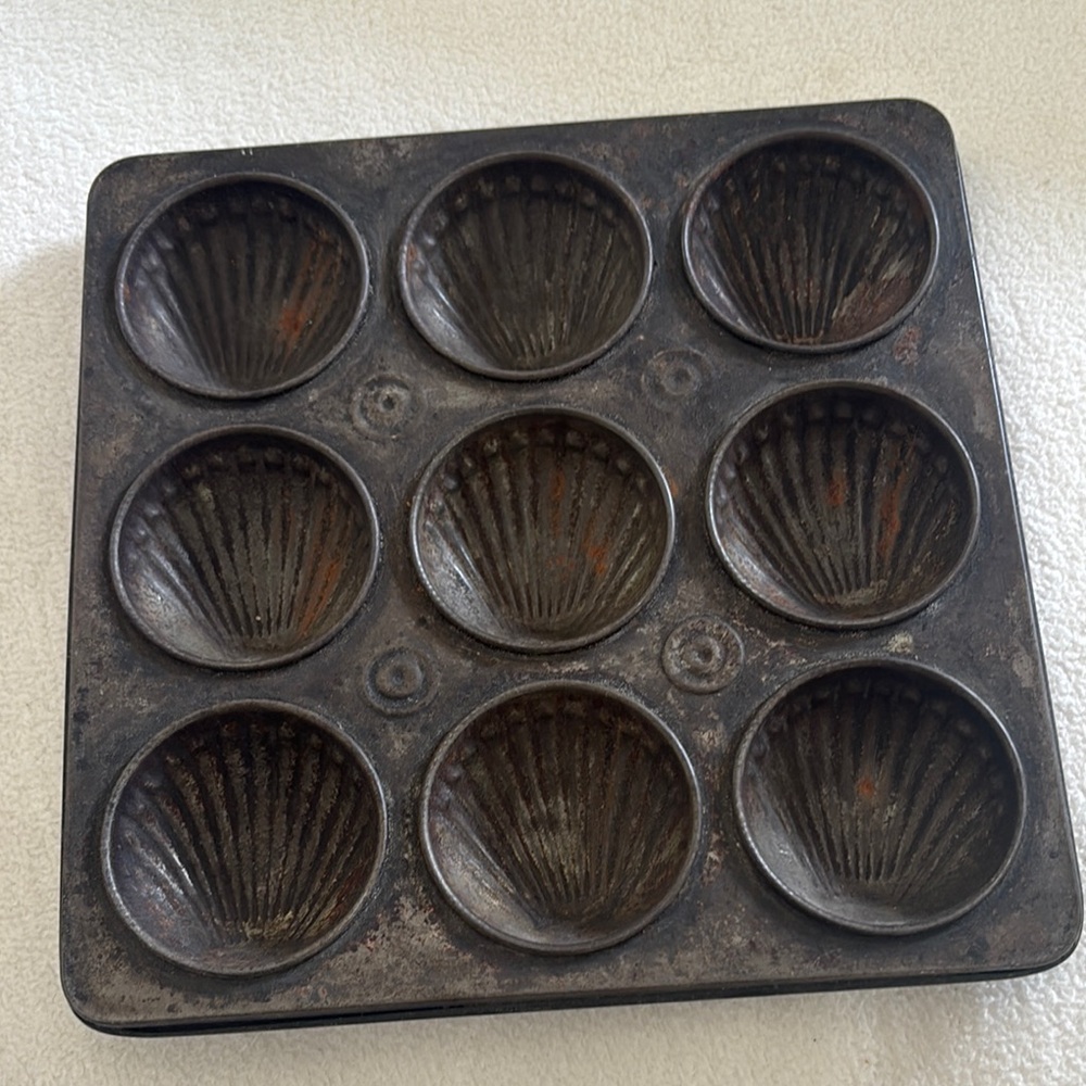 Vintage Shell-Shaped Baking Pan